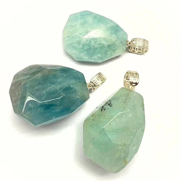 Akvamarin hänge i slipad kristall med silverfäste – elegant smycke, andlig sten för balans och positiv energi