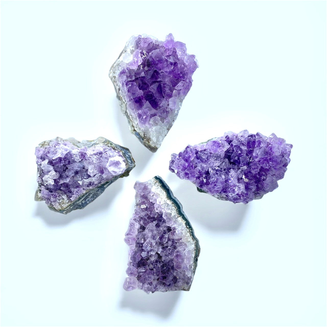 Ametist kluster – kristall som sprider lugn, harmoni och balans i hemmet eller vid meditation