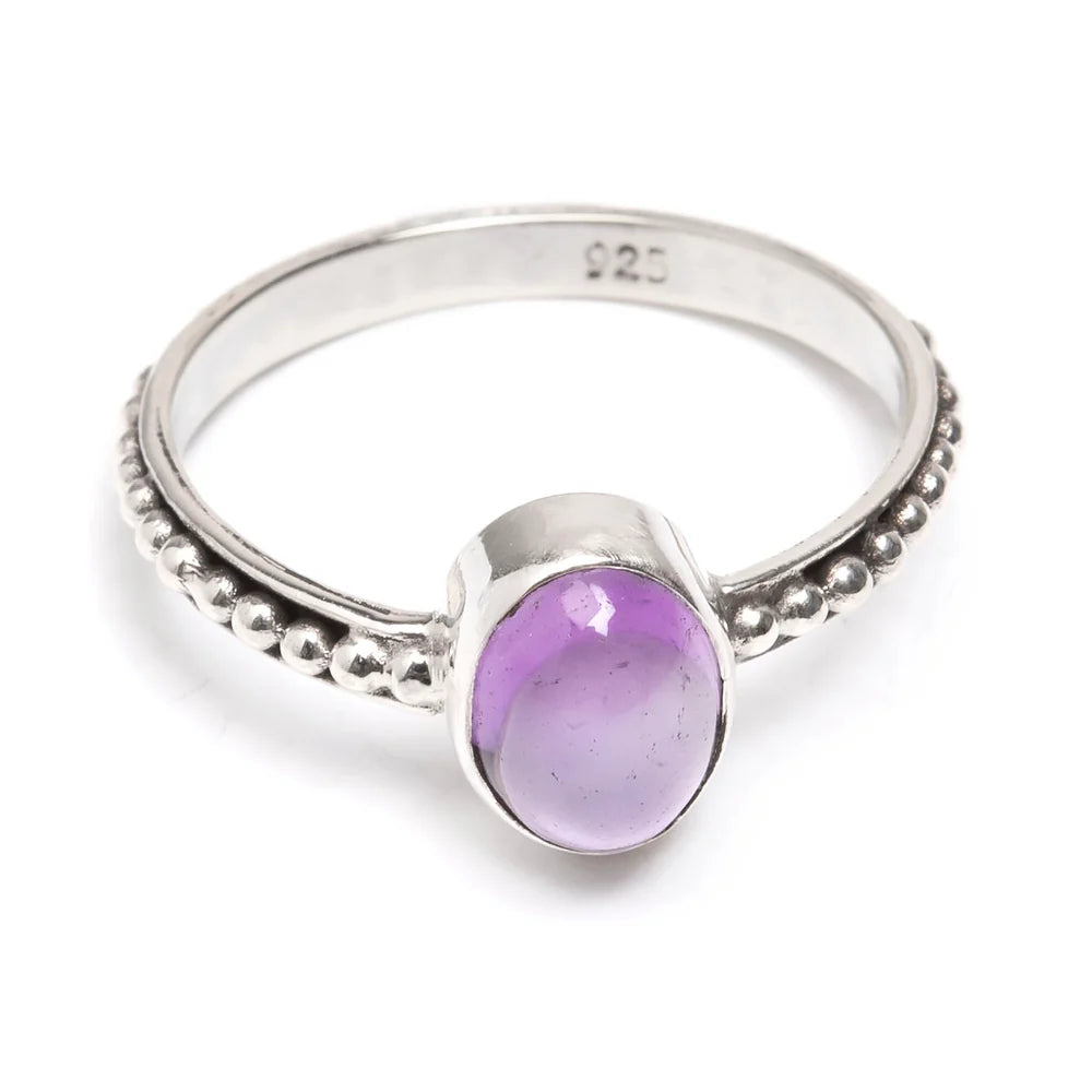 Ametistring i sterling silver 925 med oval välvd ametist 5x7 mm – handgjord på Bali, elegant och energigivande smycke