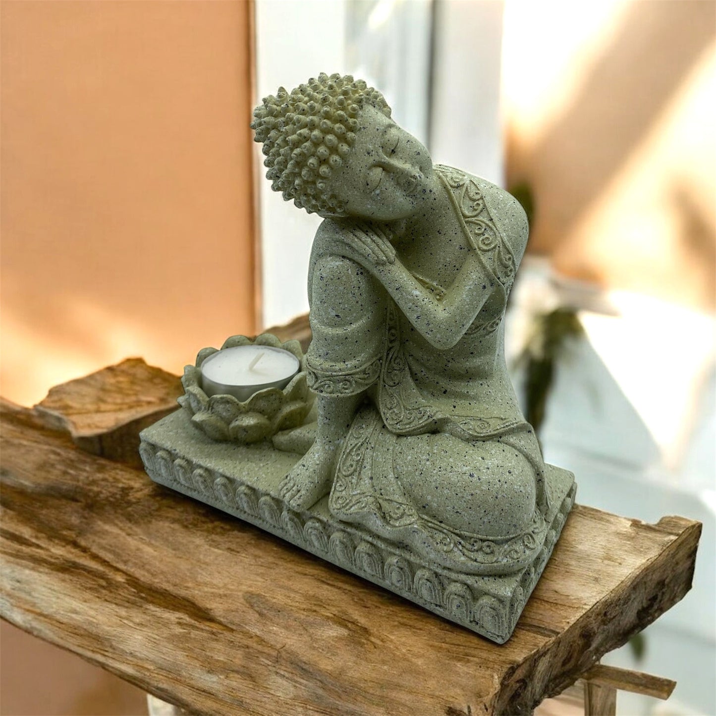 Buddha ljushållare i stenfärgad design – rofylld inredningsdetalj för lugn, harmoni och meditation i hemmet