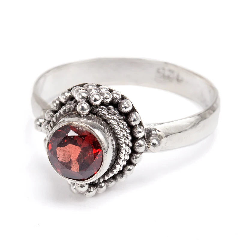 Handgjord silverring i 925 sterling silver med rund fasettslipad sten och filigrandetaljer