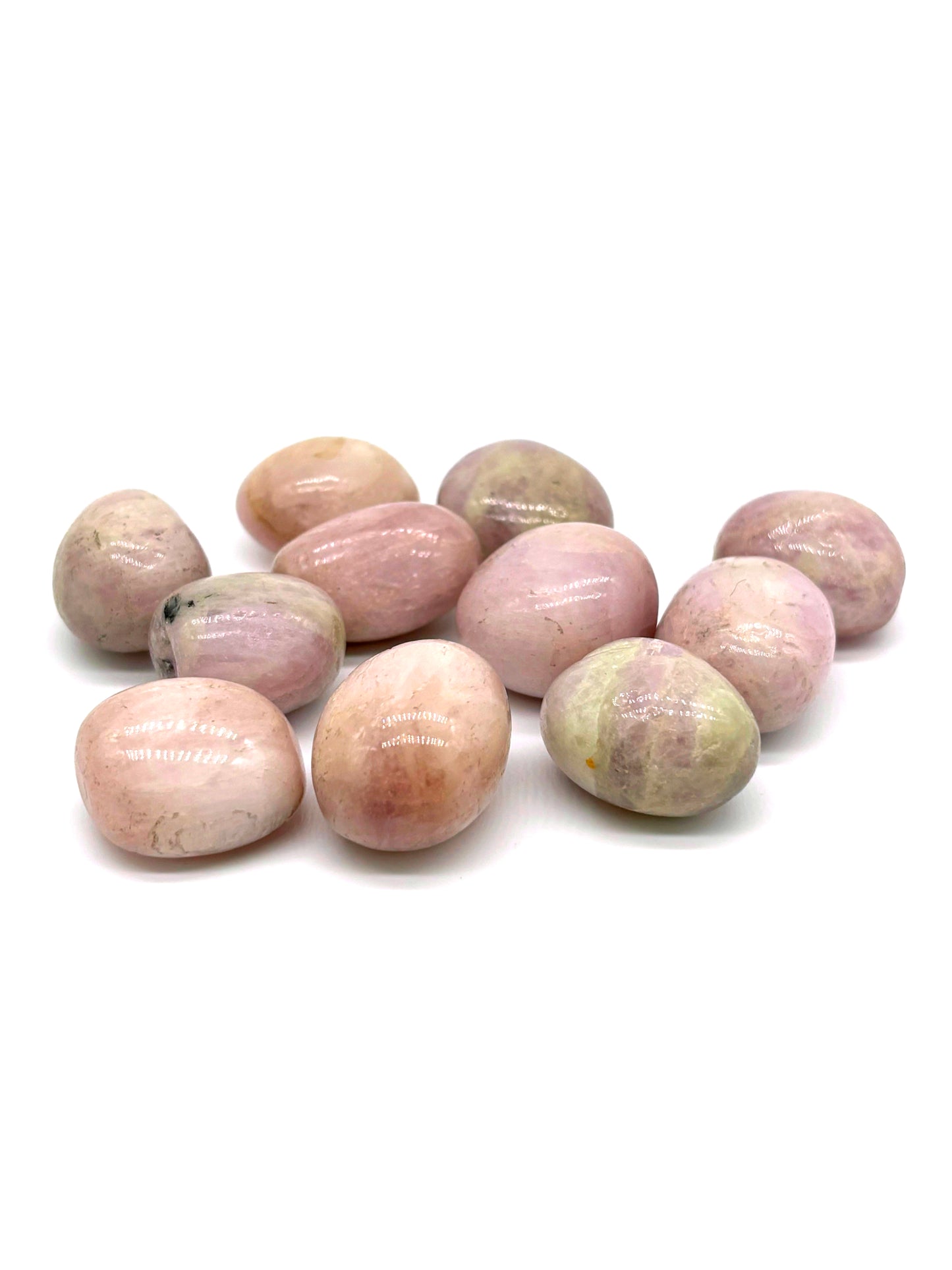 Kunzit – högfrekvent kristall för villkorslös kärlek, inre lugn och andlig balans, aktiverar hjärt-, hals- och tredje ögats chakra