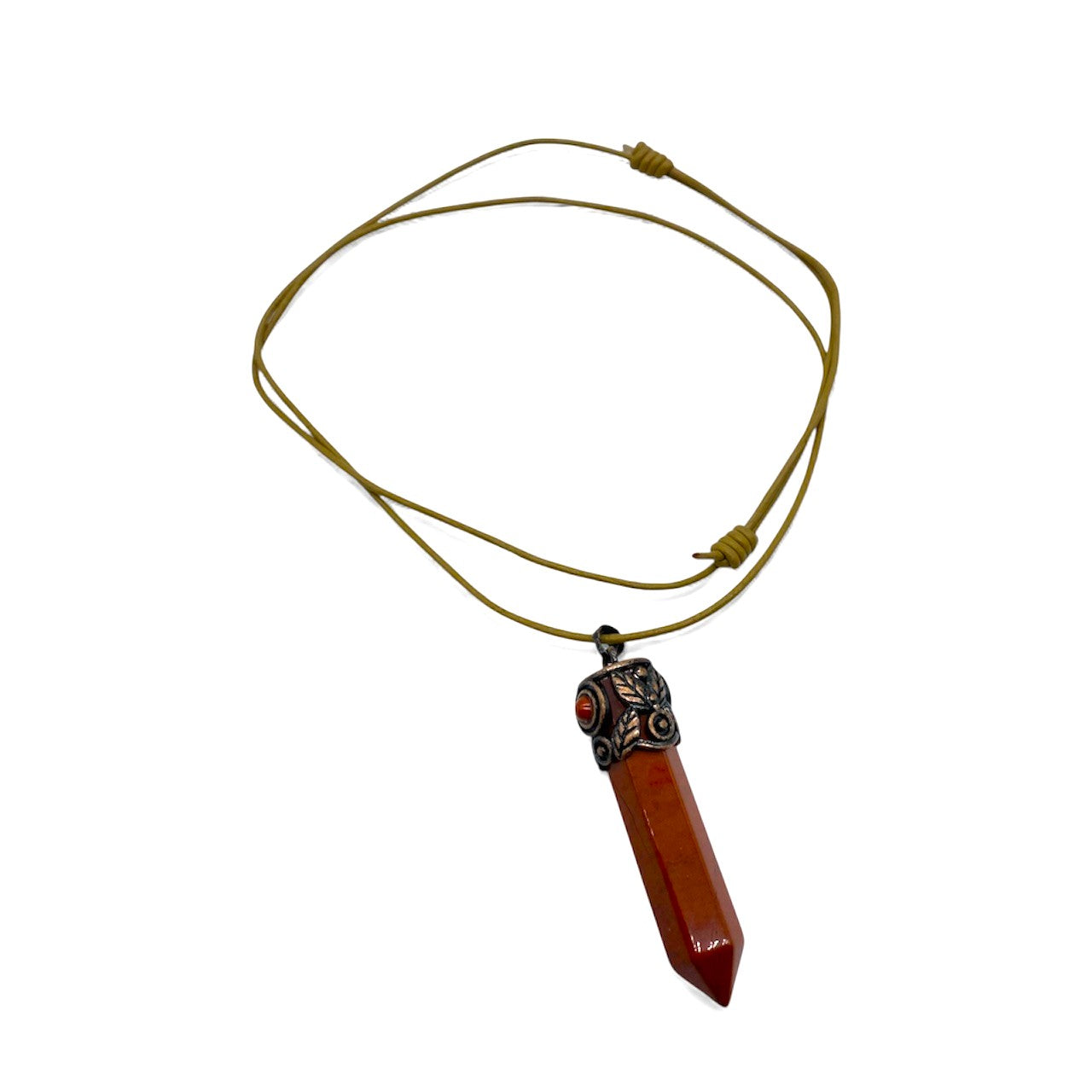 Röd Jaspis hänge med koppar och lädersnöre – energigivande och jordande kristallsmycke