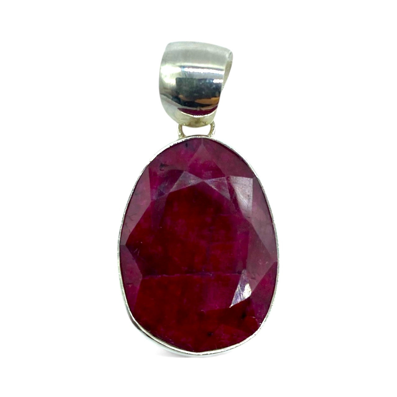 Oval Rubin-hänge i sterling silver – elegant smycke med djup röd färg, symboliserar passion, styrka och energi