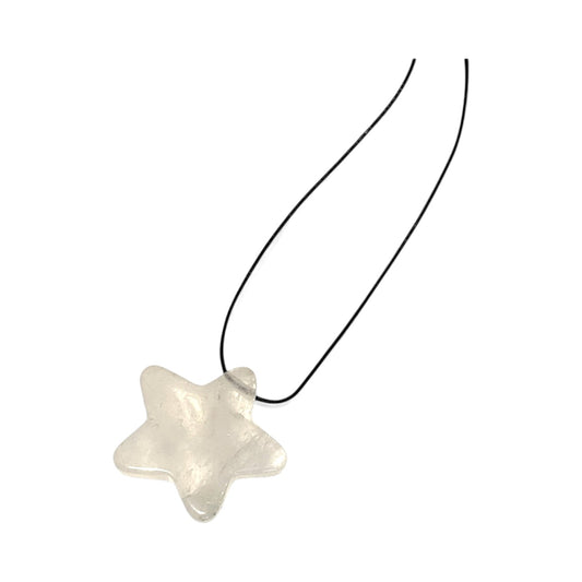 Stjärnhänge i kristall med justerbart läderband – symboliskt smycke