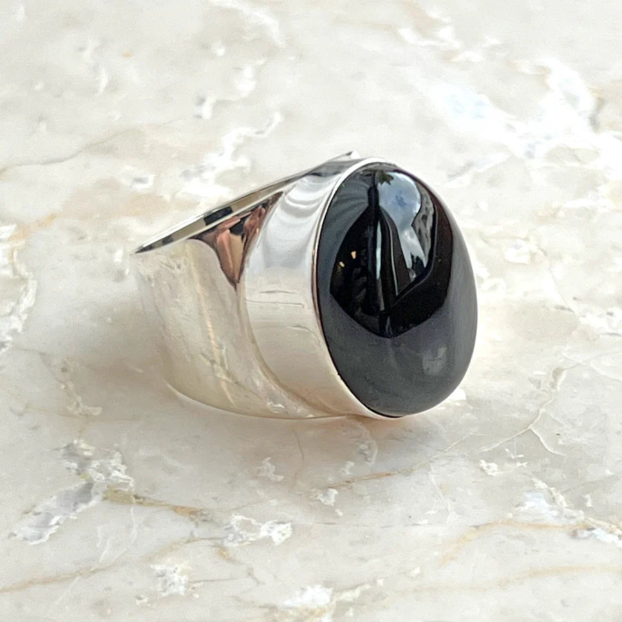Oval onyxring i äkta silver – vackert hantverk, elegant ädelstensring för balans och stil
