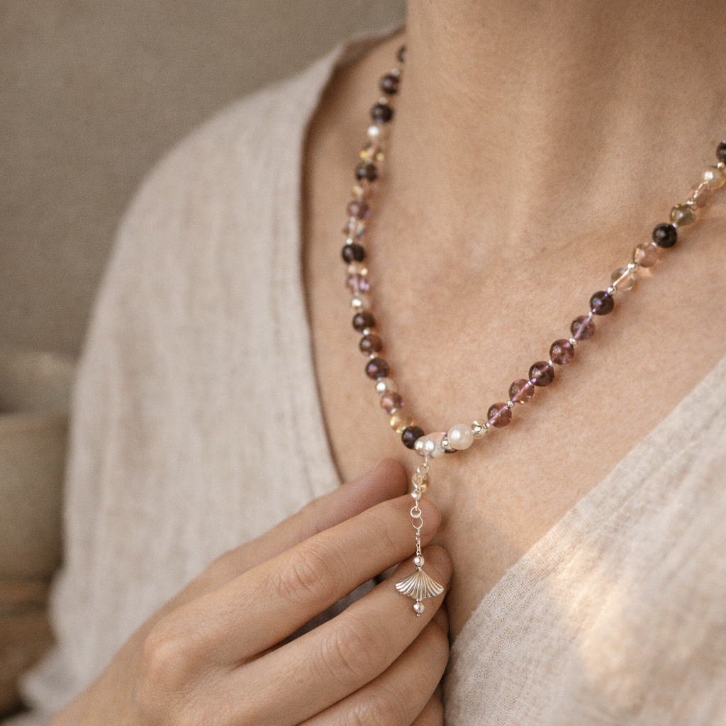 Ett handgjort Gudinne-halsband med kristaller Super seven, Turmalin, Ametist och äkta silver pärlor, handknutet med HP pärltråd. Ett symboliskt smycke för balans, feminin kraft och andlighet. Design Atlantis Kristaller.