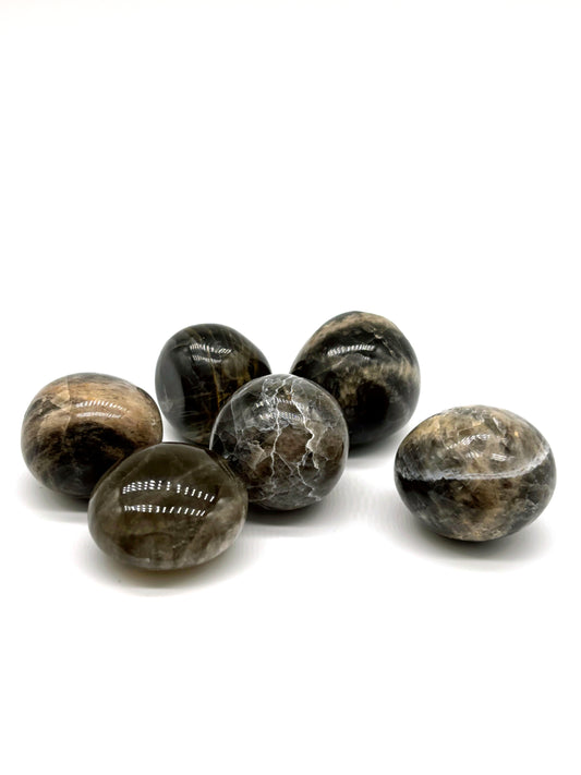 Svart Månsten kristall som stärker hjärt-, tredje öga- och kronchakrat, ökar intuition, självförtroende och andlig energi, perfekt för meditation och inre balans