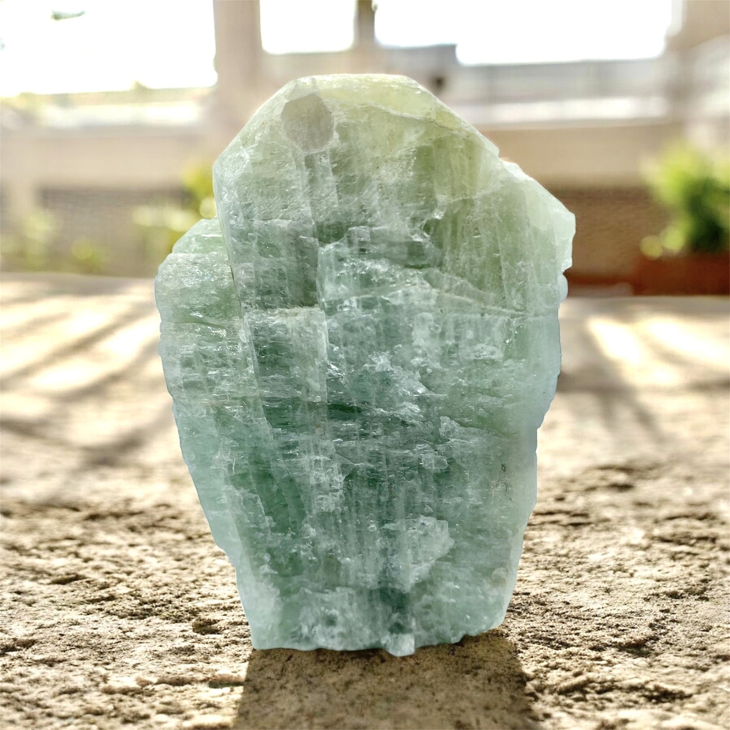 Grovhuggen Akvamarin spets i havets blågröna färger – dekorativ kristall och meditationssten som sprider lugn och harmonisk energi