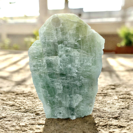 Grovhuggen Akvamarin spets i havets blågröna färger – dekorativ kristall och meditationssten som sprider lugn och harmonisk energi