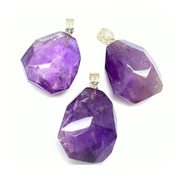 Ametist hänge i slipad kristall med silverfäste – elegant smycke, andlig sten för lugn, balans och positiv energi