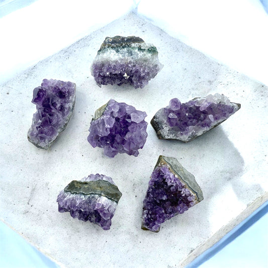 Ametist sten- kristall som sprider lugn, harmoni och balans i hemmet eller vid meditation