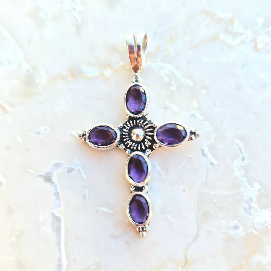 Unikt korshänge i silver med fem fassettslipade ametister, djupt lila och hög kvalitet
