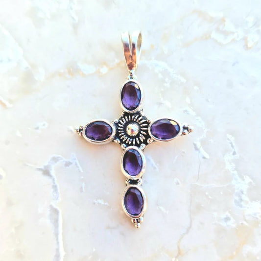 Unikt korshänge i silver med fem fassettslipade ametister, djupt lila och hög kvalitet