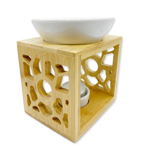 “Vacker aromalampa i bambu med rogivande ljus och eteriska oljor i sovrum"