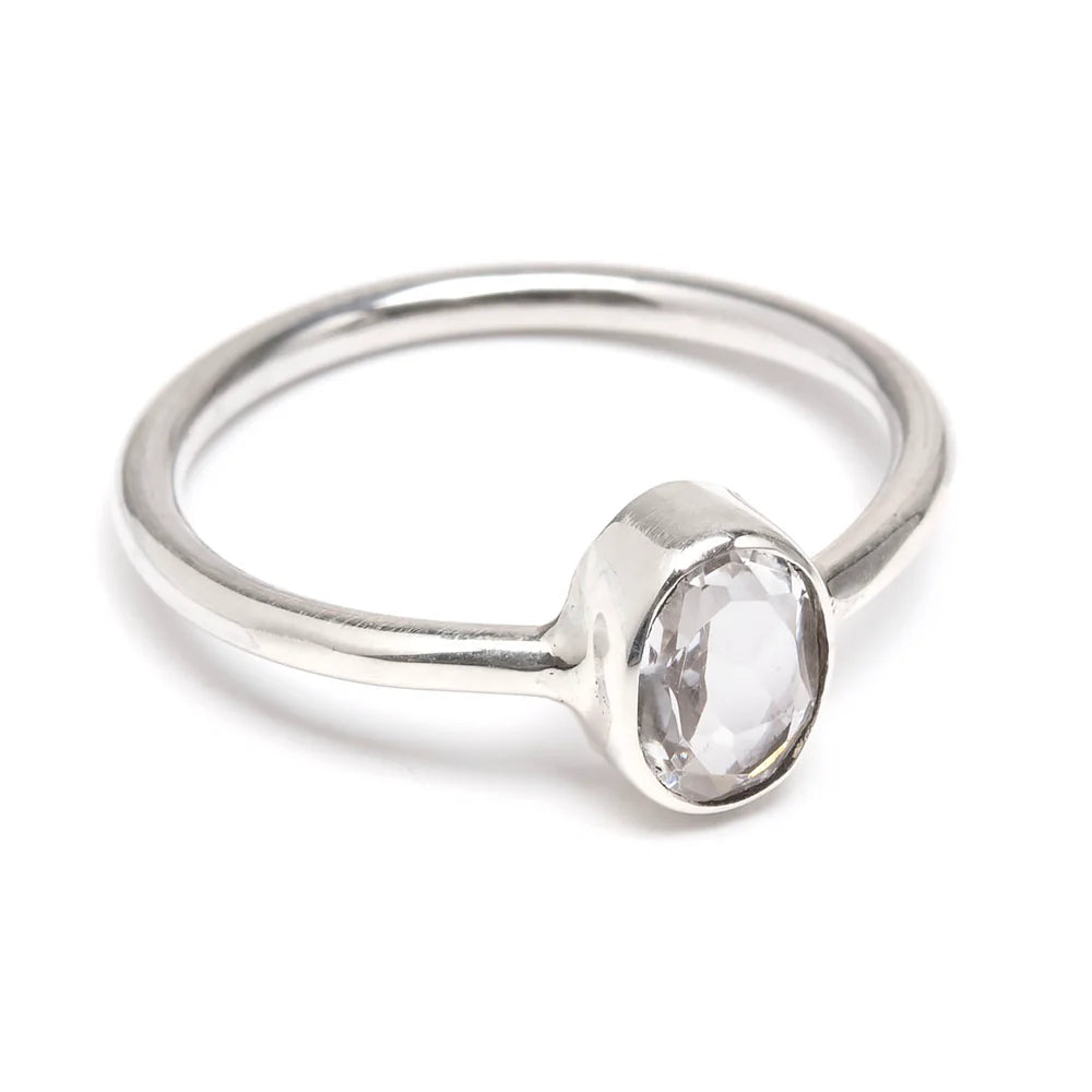 Bergkristall-ring i sterling silver med fasettslipad oval sten 7x8 mm – stilren och mångsidig ring med energigivande egenskaper