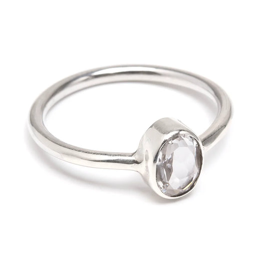 Bergkristall-ring i sterling silver med fasettslipad oval sten 7x8 mm – stilren och mångsidig ring med energigivande egenskaper