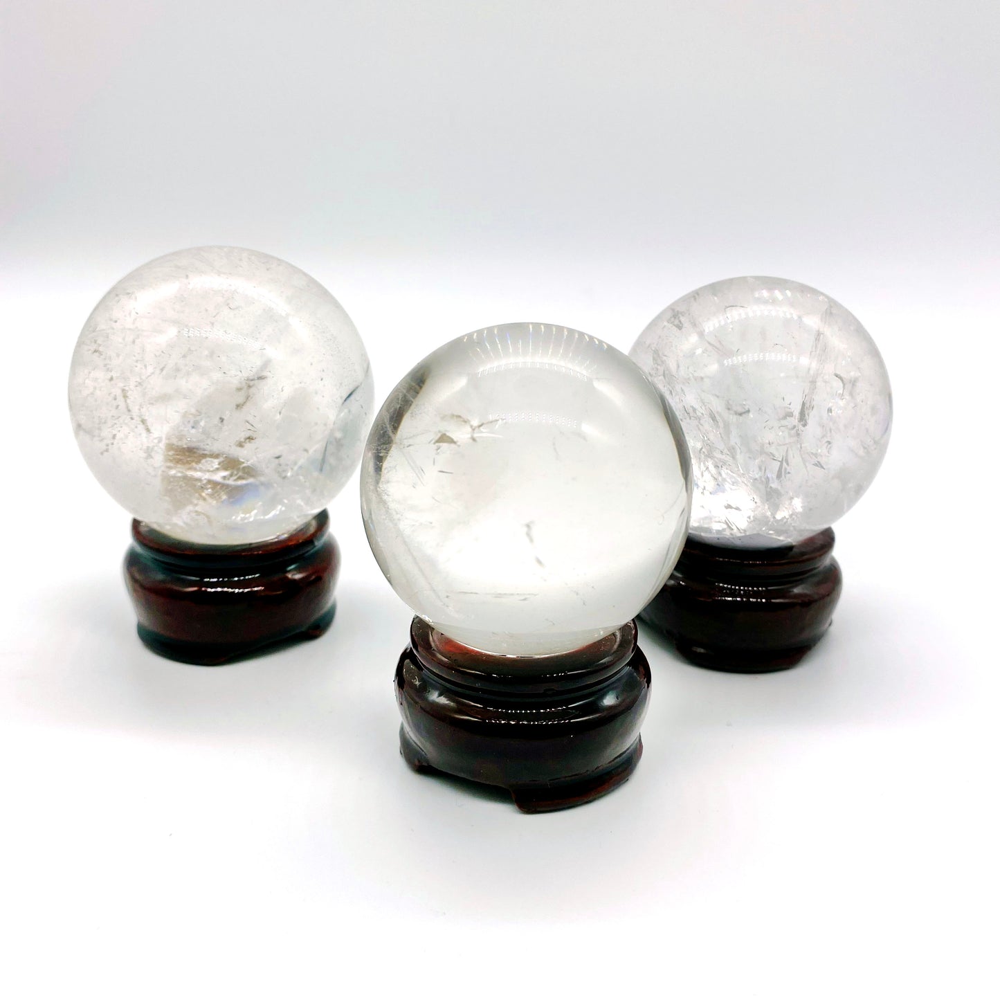 Bergskristallklot i hög kvalitet med regnbågar och inklusioner – mästarhealing kristall för meditation och chakrabalansering