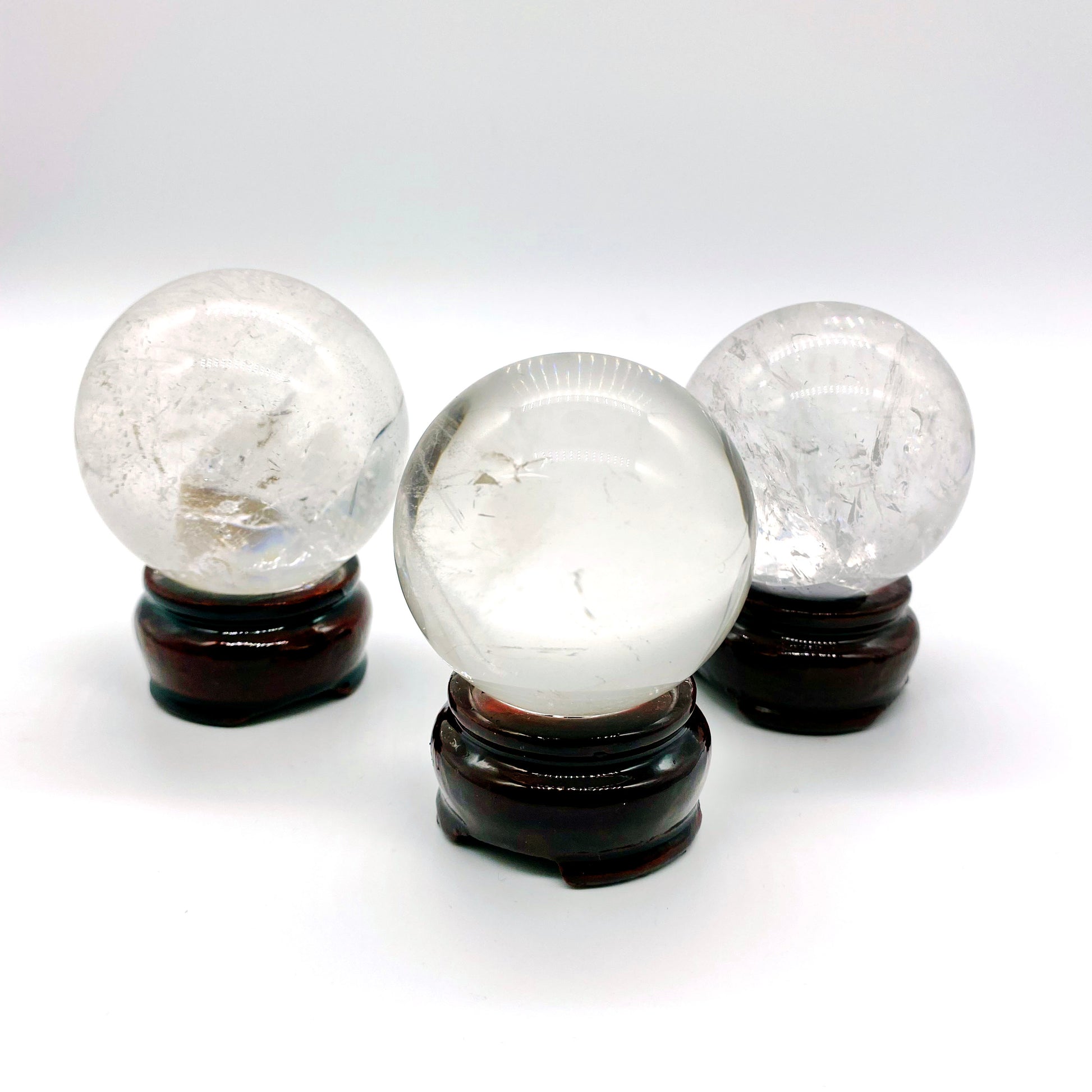 Bergskristallklot i hög kvalitet med regnbågar och inklusioner – mästarhealing kristall för meditation och chakrabalansering