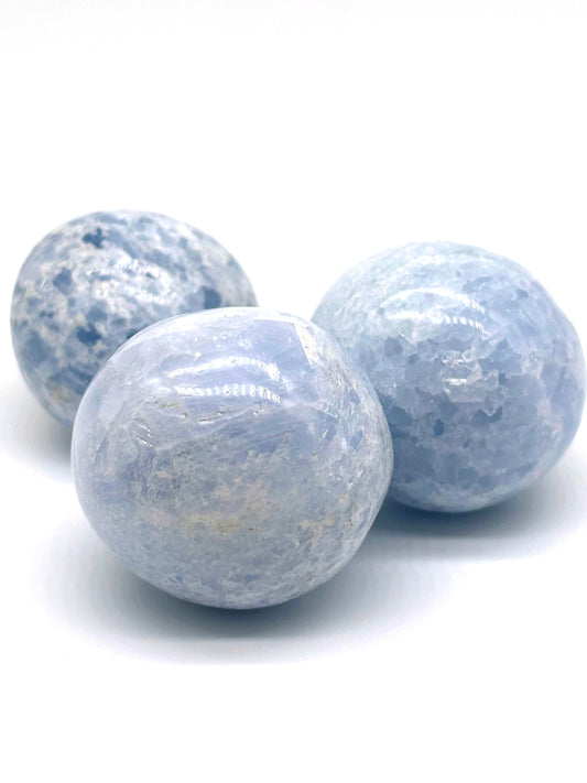 Blå Kalcit – lugnande och helande kristall för halschakrat, minskar stress, stärker kommunikation och inre frid