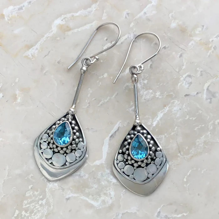 Blå topas-örhängen i äkta silver med filigranhantverk från Bali, fasettslipad blå topas, elegant och gnistrande smycke