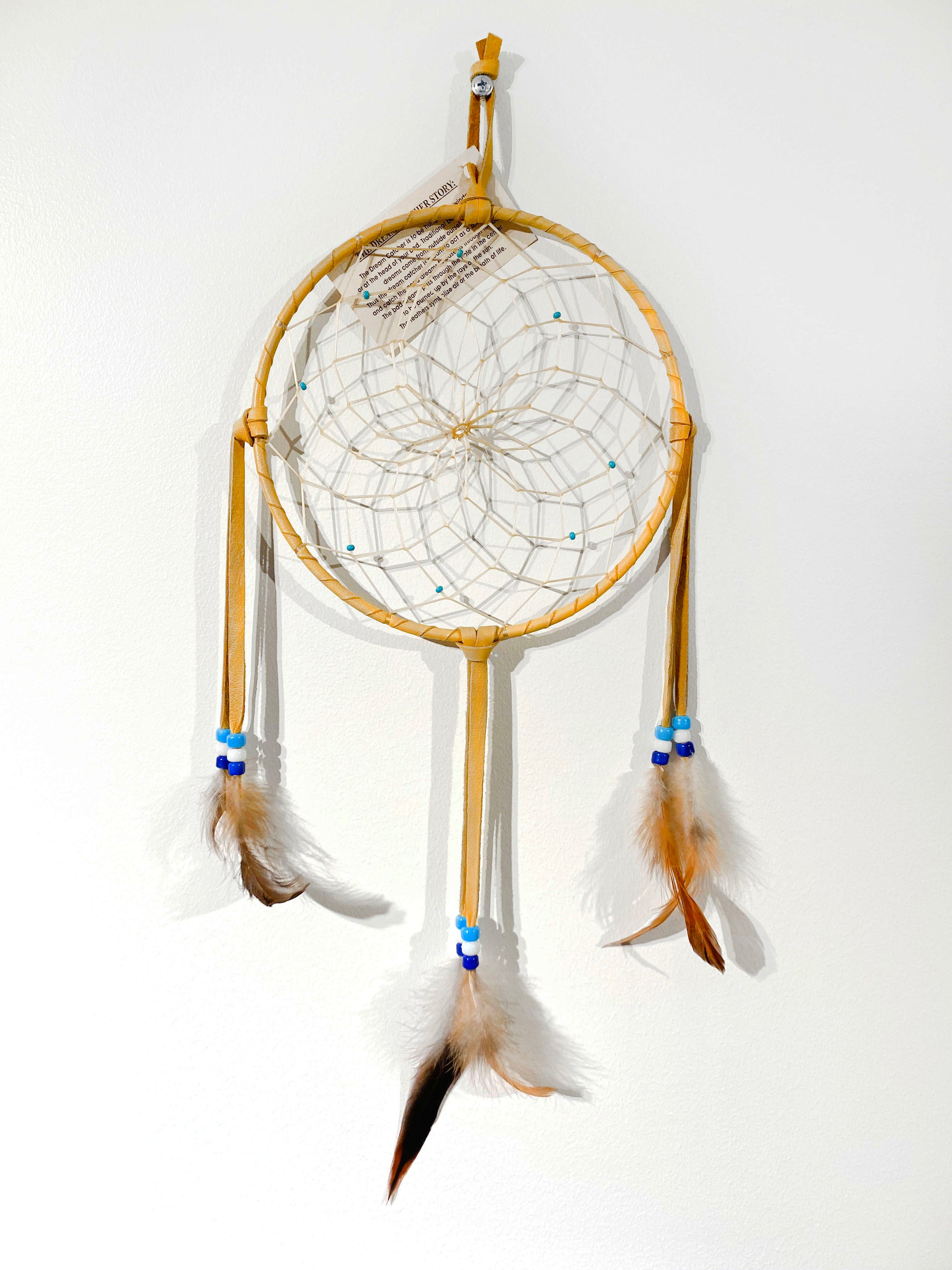 Gulbrun drömfångare 20 cm handgjord enligt Navajoindianernas tradition från New Mexico