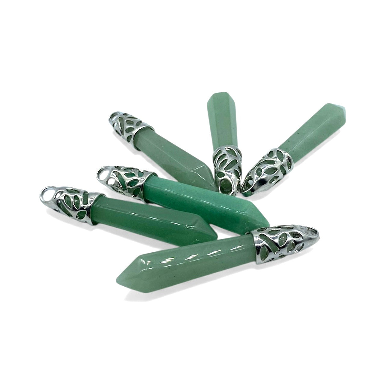 Prismaformad stav i grön aventurin med silverfärgad hatt – kristall för balans, tur och energiarbete