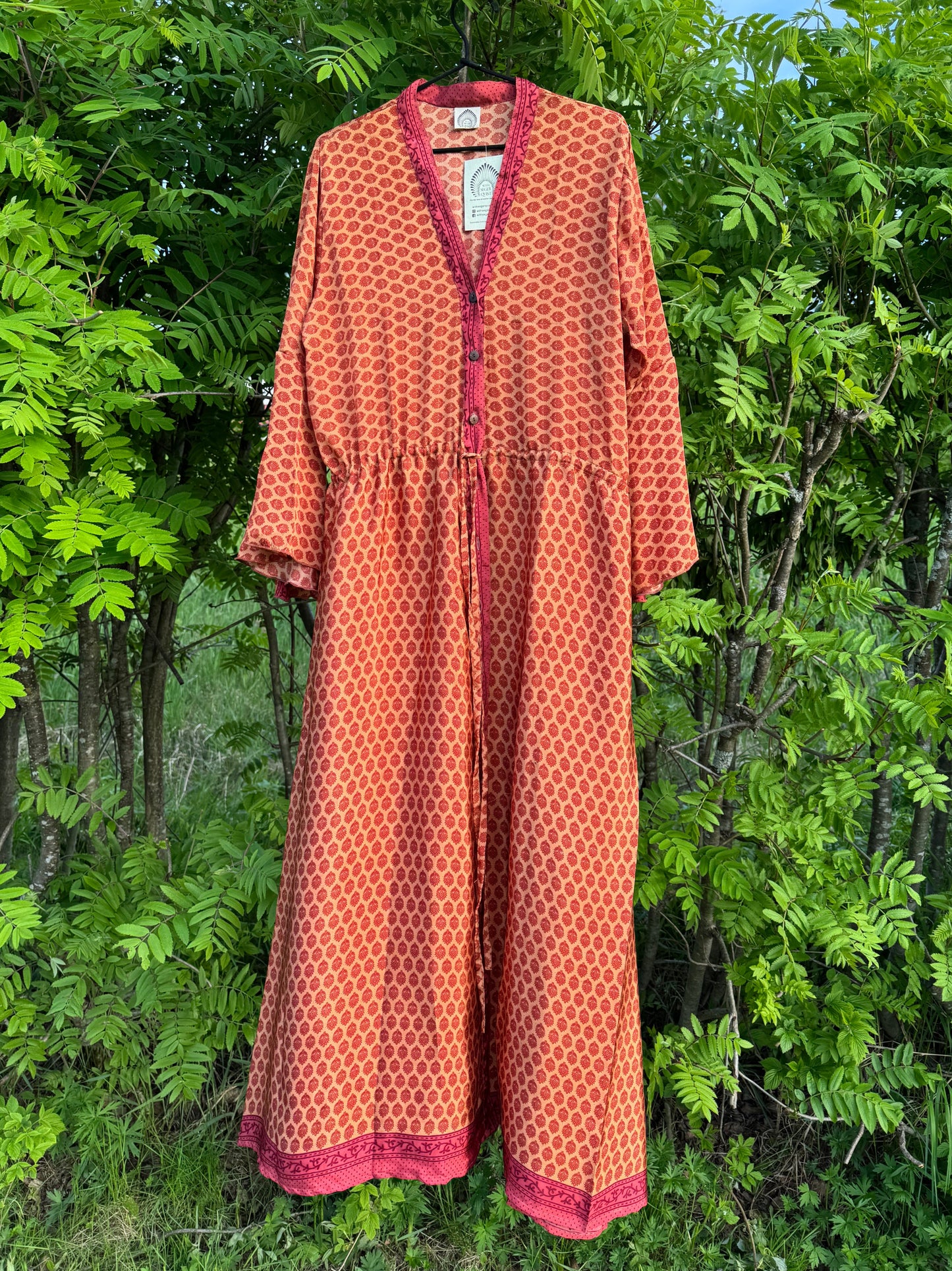 Handgjord kaftan/klänning i återvunnen silkessari från WithSegerqvist – unik, romantisk och elegant, med träknappar och dragsko för mångsidig styling