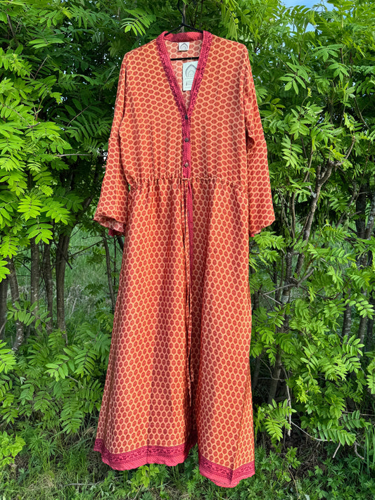 Handgjord kaftan/klänning i återvunnen silkessari från WithSegerqvist – unik, romantisk och elegant, med träknappar och dragsko för mångsidig styling