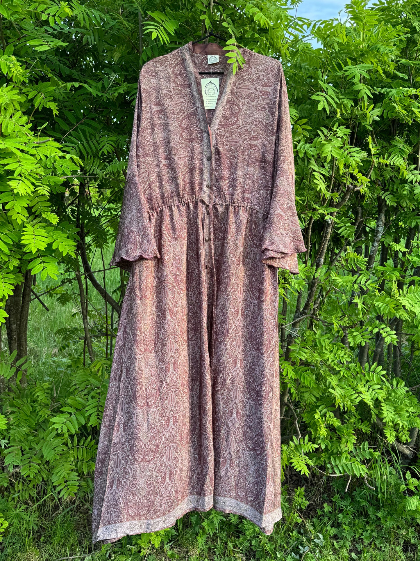 Handgjord kaftan/klänning i återvunnen silkessari från WithSegerqvist – unik, romantisk och elegant