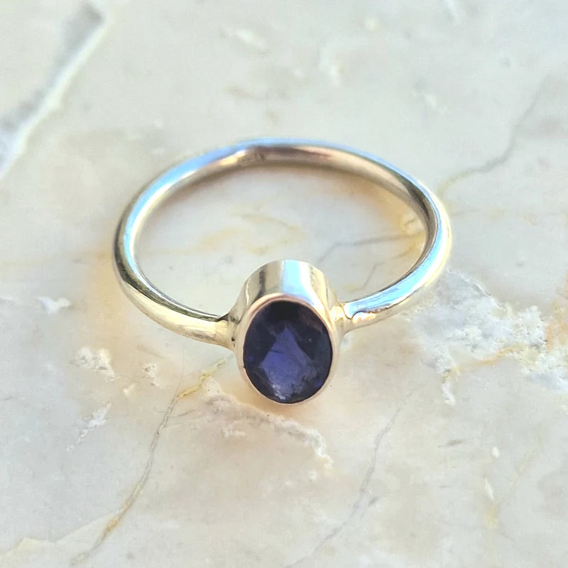 Iolitring i sterling silver 925 med fasettslipad blå-lila iolit 8x6 mm – handgjord på Bali, elegant och energigivande smycke