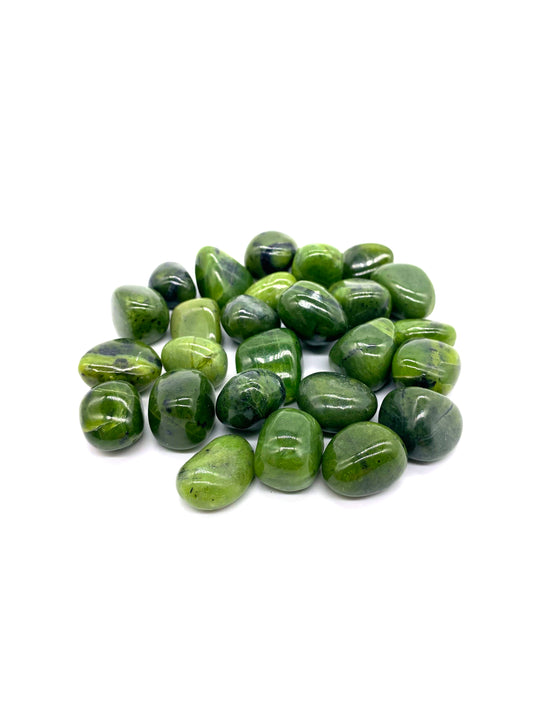 Grön jade sten som ger helande egenskaper, beskydd för barn och lycka, perfekt att kombinera med andra stenar