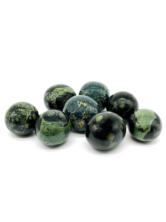 Jaspis Kambaba sten som aktiverar rot- och hjärtchakrat, lindrar negativa känslor, ökar självförtroende och sprider inre frid och balans