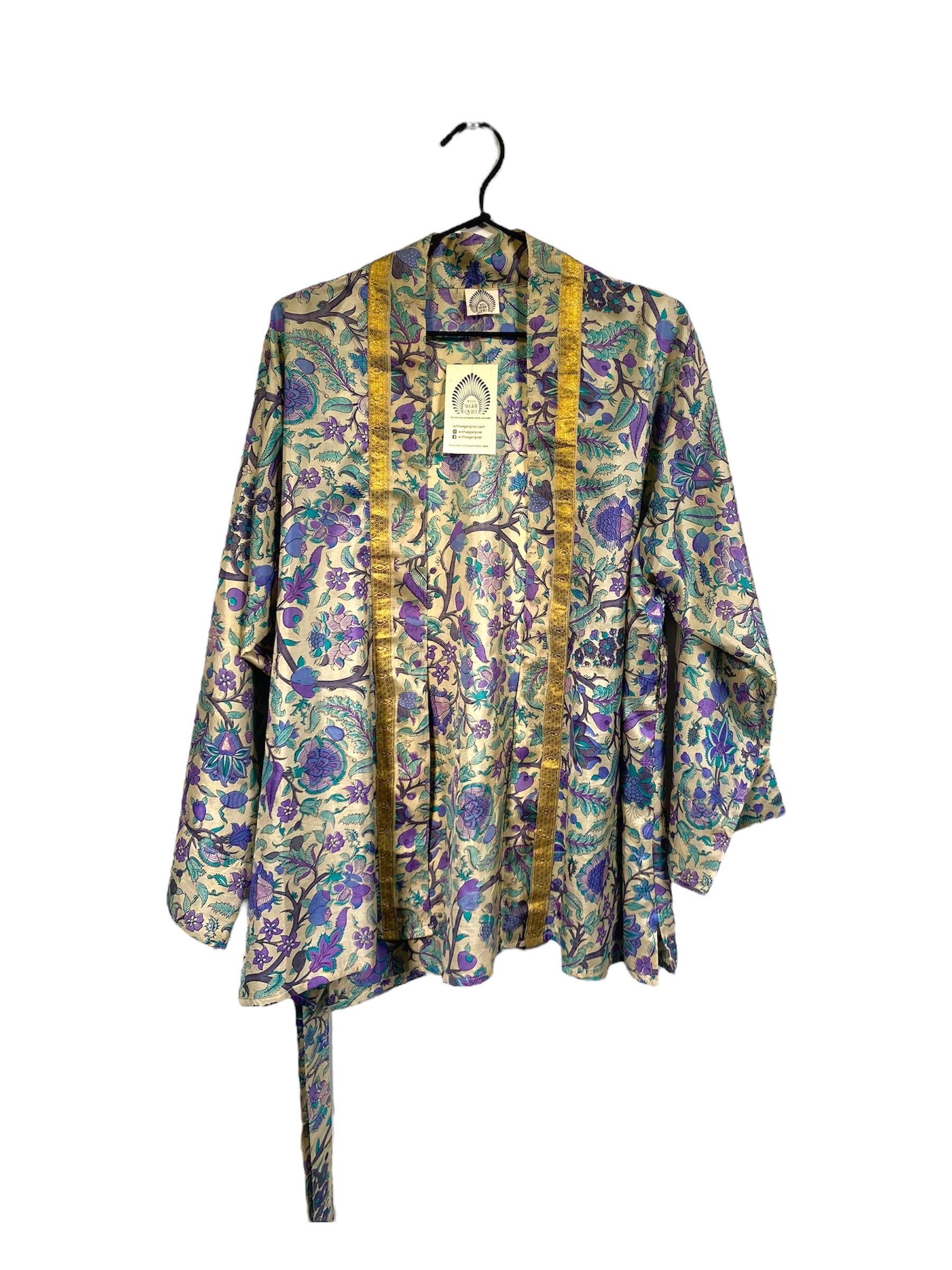 Kimono Yami från WithSegerqvist – kort kimono-jacka i återvunnen sari, unikt och hållbart plagg med knytband