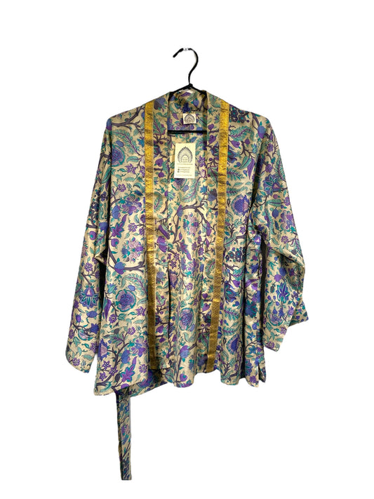 Kimono Yami från WithSegerqvist – kort kimono-jacka i återvunnen sari, unikt och hållbart plagg med knytband