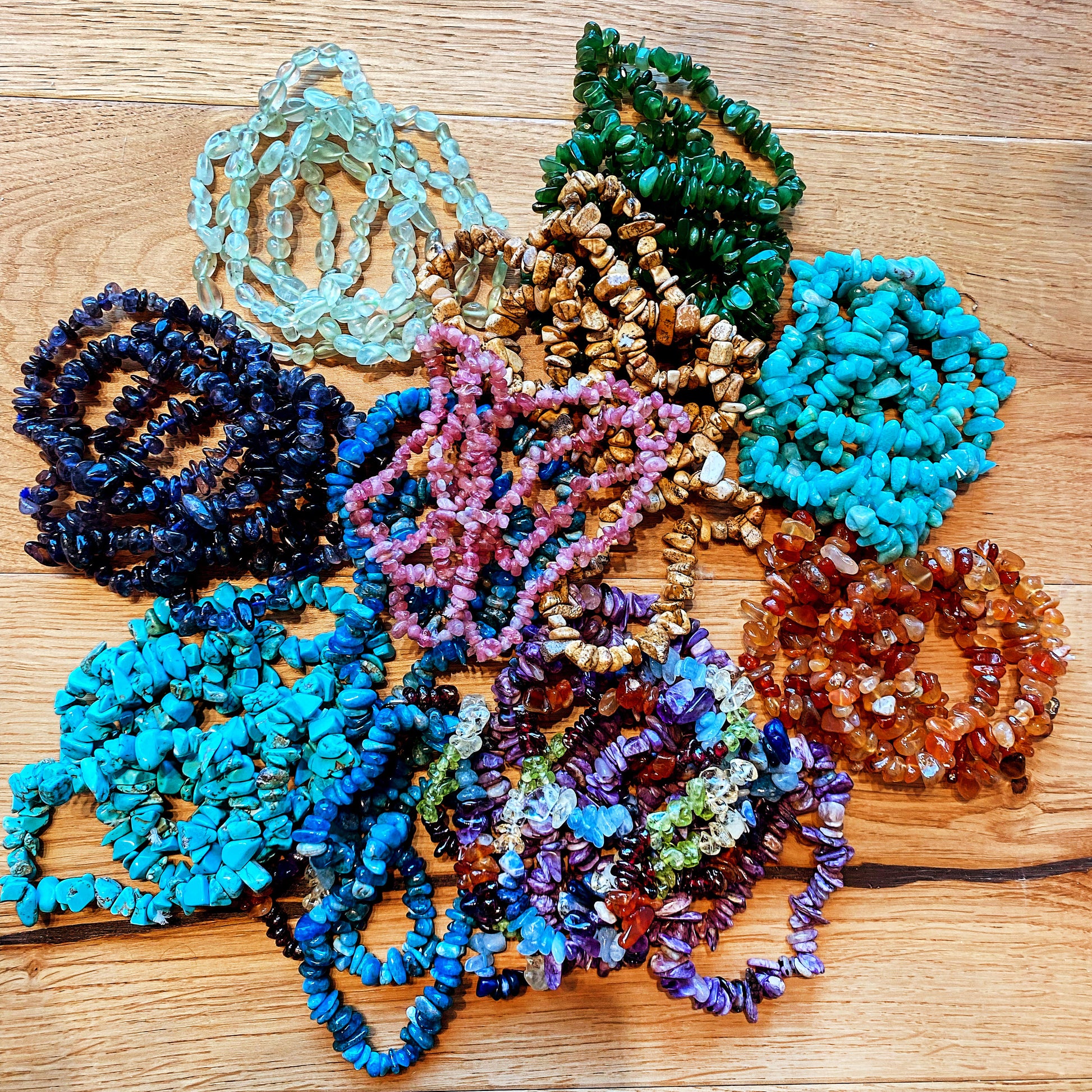 Elastiskt armband med naturliga kristallchips i varierande storlekar, färgstarkt och unikt