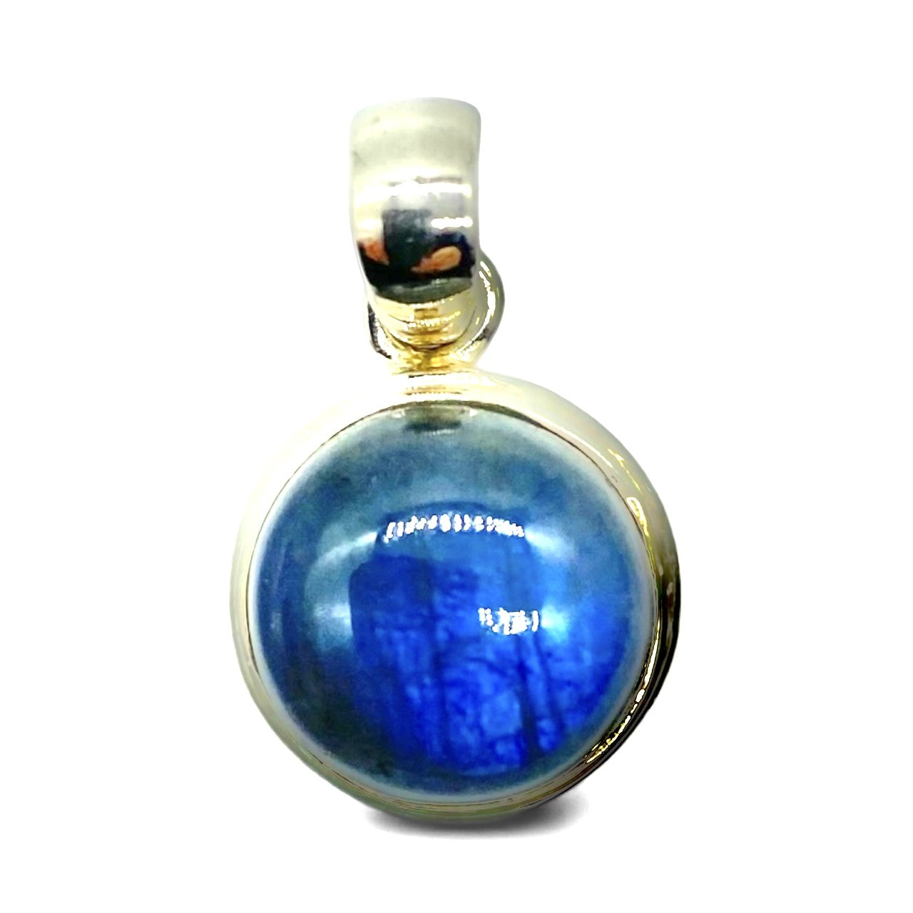 Runt Labradorit-hänge i äkta silver – kristall med blå färgskiftning som sprider mystik, energi och intuition