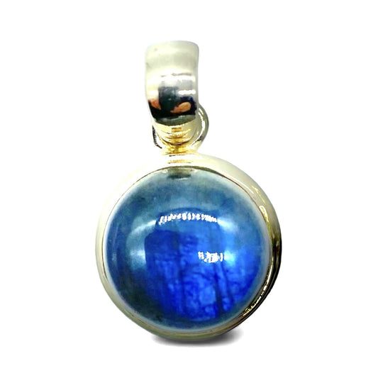 Runt Labradorit-hänge i äkta silver – kristall med blå färgskiftning som sprider mystik, energi och intuition