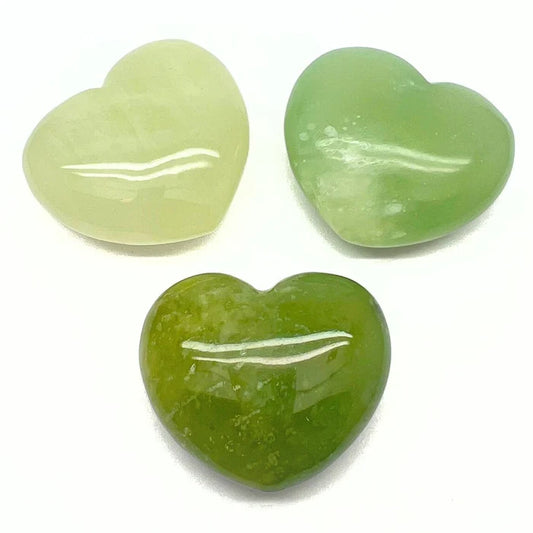 Ljusgrönt Jade-hjärta – stor och bullig kristall för kärlek, lycka och balans, perfekt att hålla i handen eller använda vid meditation