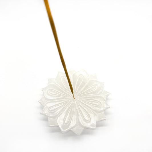 Handsnidad lotus hållare i alabaster för meditation och ljus