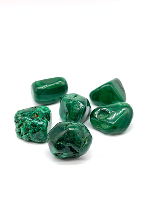 Malakit kristall som renar hjärtchakrat, absorberar negativ energi och främjar emotionell balans, glädje och personlig utveckling