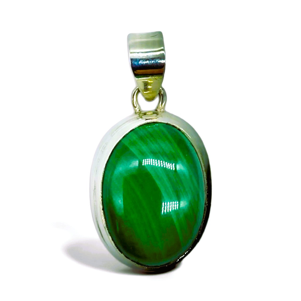 Ovalt Malakit-hänge i silver – energismycke med transformerande och skyddande egenskaper