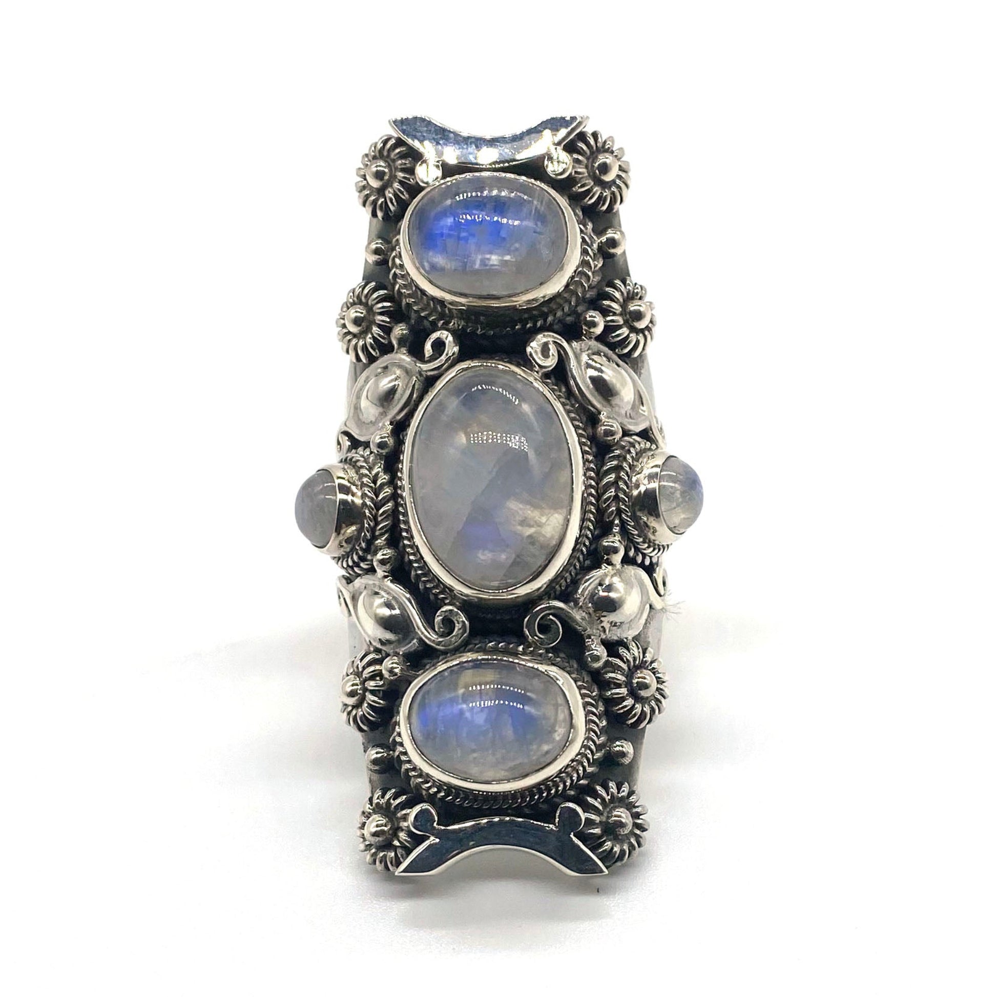 Silverring med 5 månstenar och blommor, längd 45 mm, bredd 23 mm