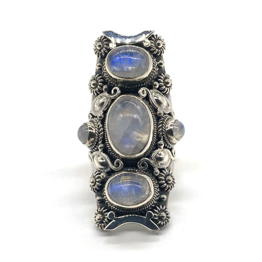 Silverring med 5 månstenar och blommor, längd 45 mm, bredd 23 mm