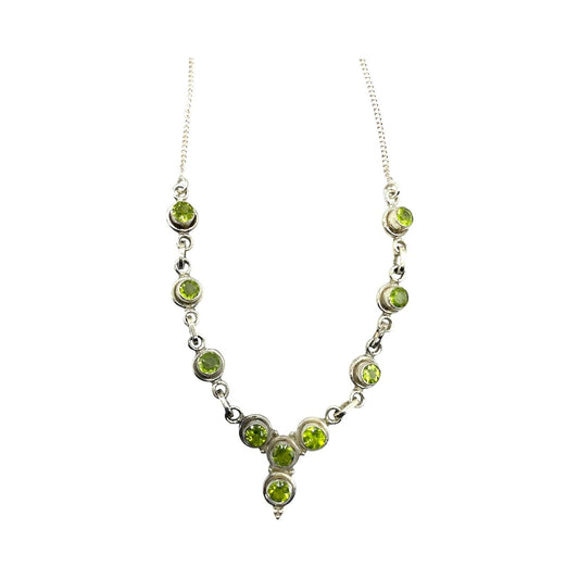 Peridot-halsband med silverkedja – justerbart smycke med energigivande och harmoniserande kristaller