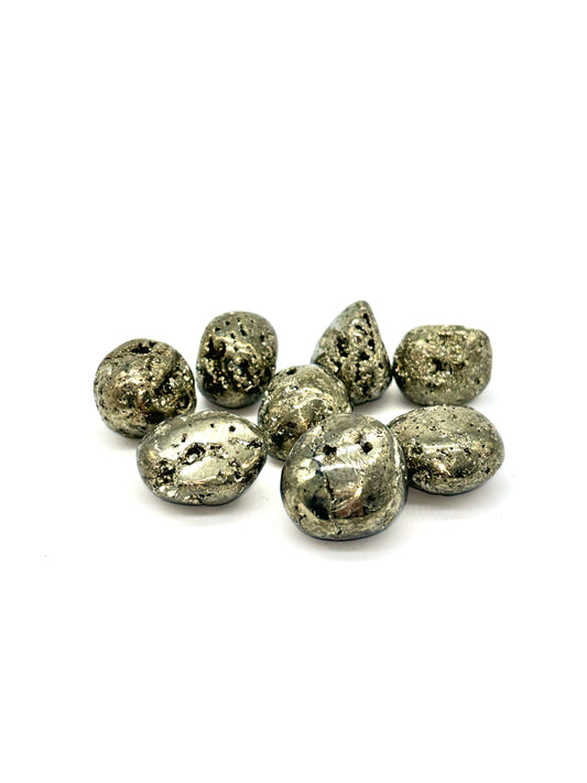 Pyrit kristall, narrens guld, beskyddande sten som attraherar rikedom, hälsa och balanserar solar plexus och alla chakran