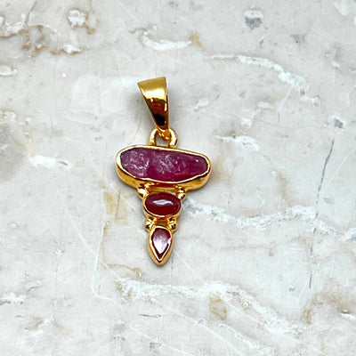 Rå turmalinkristall hänge i 18K guldpläterat silver