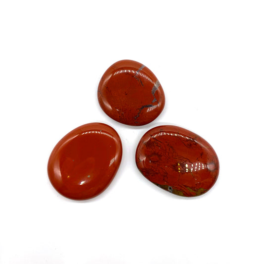 Röd Jaspis sten 4–5 cm för rotchakrat – grundande och stabiliserande