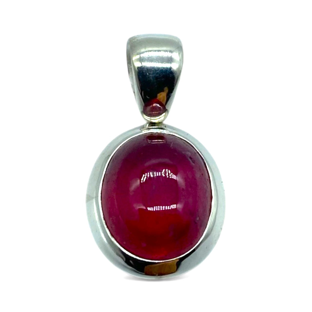 Rubin hängsmycke i sterling silver – stilrent smycke med djup röd ädelsten för elegans, energi och personlig stil
