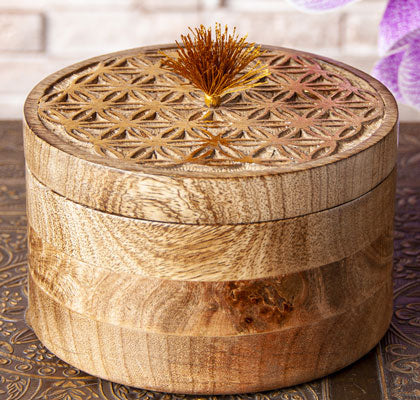 Rund ask i mangoträ med livets blomma snidad och bladguld 11 cm